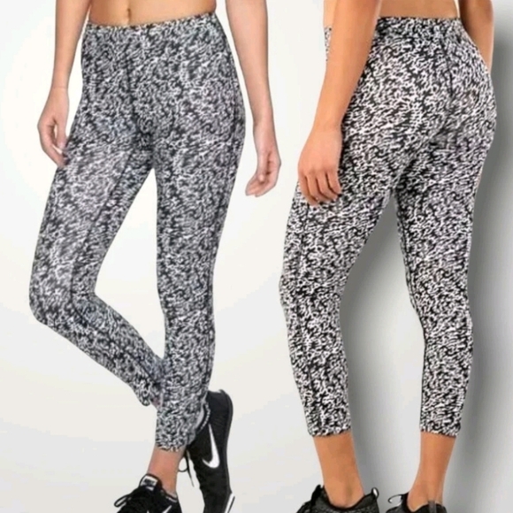 Nike Dri Fit Women's High Waisted Black and White Patterned Leggings Large - Picture 16 of 16